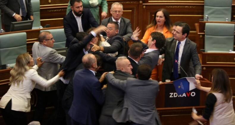 Kosova Meclisi’nde kavga kamerada