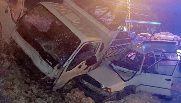 Mersin’de kamyonetle çarpışan otomobildeki 1 kişi öldü, 2 kişi yaralandı
