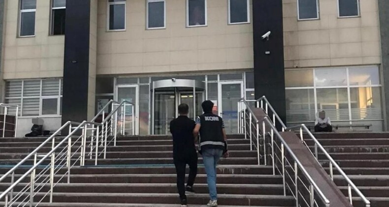 Kars’ta ehliyet sınavında 2 kişi kopya düzeneğiyle yakalandı