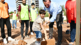 Özyiğit, öğrencilerle jakaranda fidanlarını toprakla buluşturdu